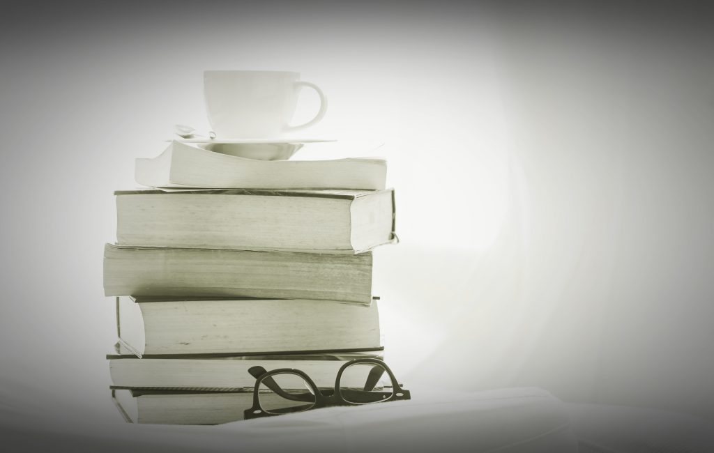 café, livros e óculos